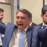 Flávio Bolsonaro comemora com aliados após último debate contra Lula na TV Globo