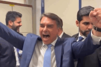 Flávio Bolsonaro comemora com aliados após último debate contra Lula na TV Globo