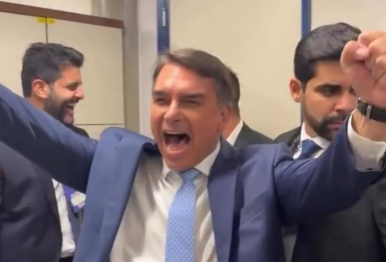 Flávio Bolsonaro comemora com aliados após último debate contra Lula na TV Globo