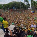 Com motocarreata na Praça da Liberdade, Flávio Bolsonaro encerra agenda em Minas Gerais na véspera do 2º turno