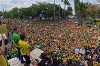 Com motocarreata na Praça da Liberdade, Flávio Bolsonaro encerra agenda em Minas Gerais na véspera do 2º turno