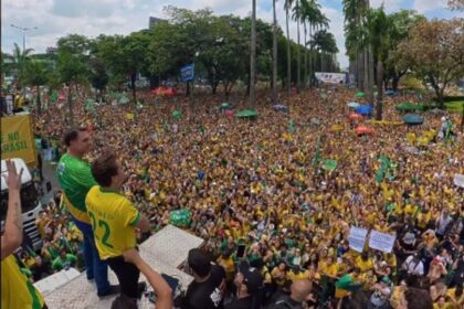 Com motocarreata na Praça da Liberdade, Flávio Bolsonaro encerra agenda em Minas Gerais na véspera do 2º turno