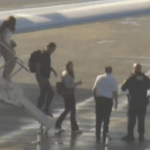 Flávio Bolsonaro desembarca em Miami após viagem com escala no Equador