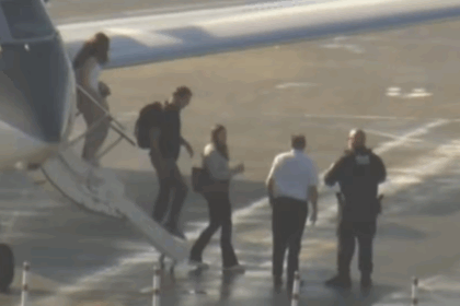 Flávio Bolsonaro desembarca em Miami após viagem com escala no Equador