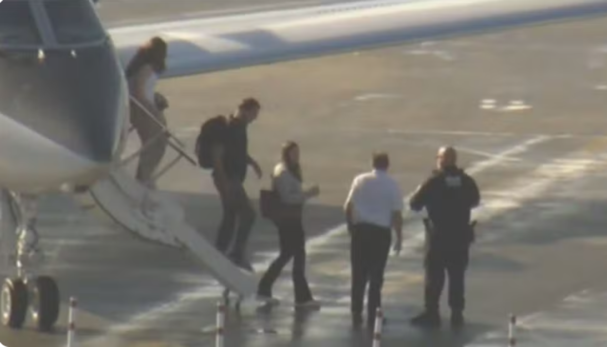 Flávio Bolsonaro desembarca em Miami após viagem com escala no Equador