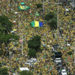Flávio Bolsonaro se emociona durante recepção calorosa de apoiadores em Vitória