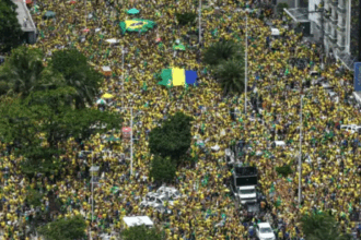 Flávio Bolsonaro se emociona durante recepção calorosa de apoiadores em Vitória