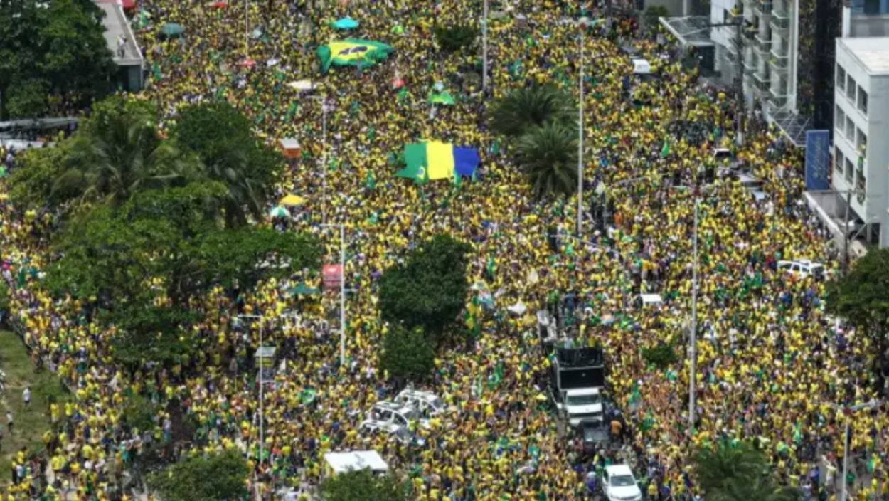 Flávio Bolsonaro se emociona durante recepção calorosa de apoiadores em Vitória