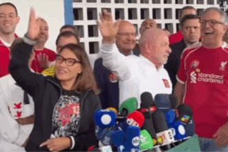 “Vai se catar, meu filho”: Janja rebate jornalista durante votação de Lula em São Bernardo