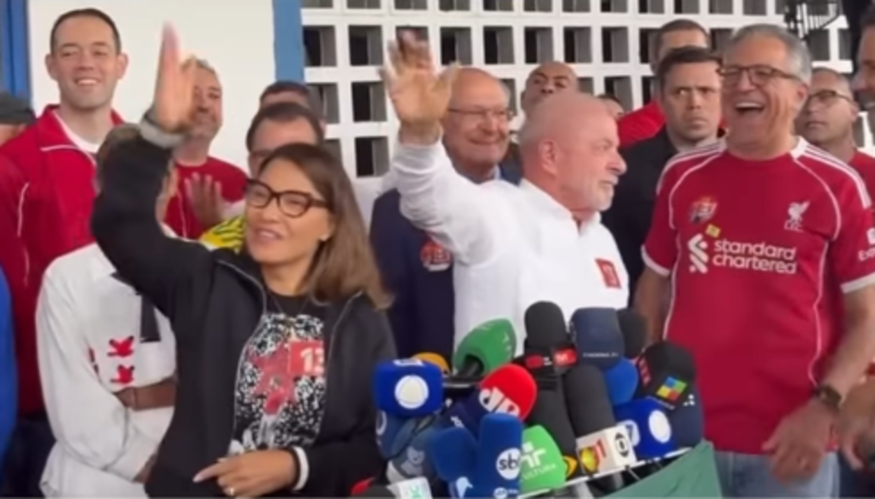 “Vai se catar, meu filho”: Janja rebate jornalista durante votação de Lula em São Bernardo