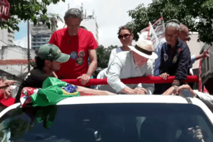 Lula e Haddad encerram campanha no centro de São Paulo