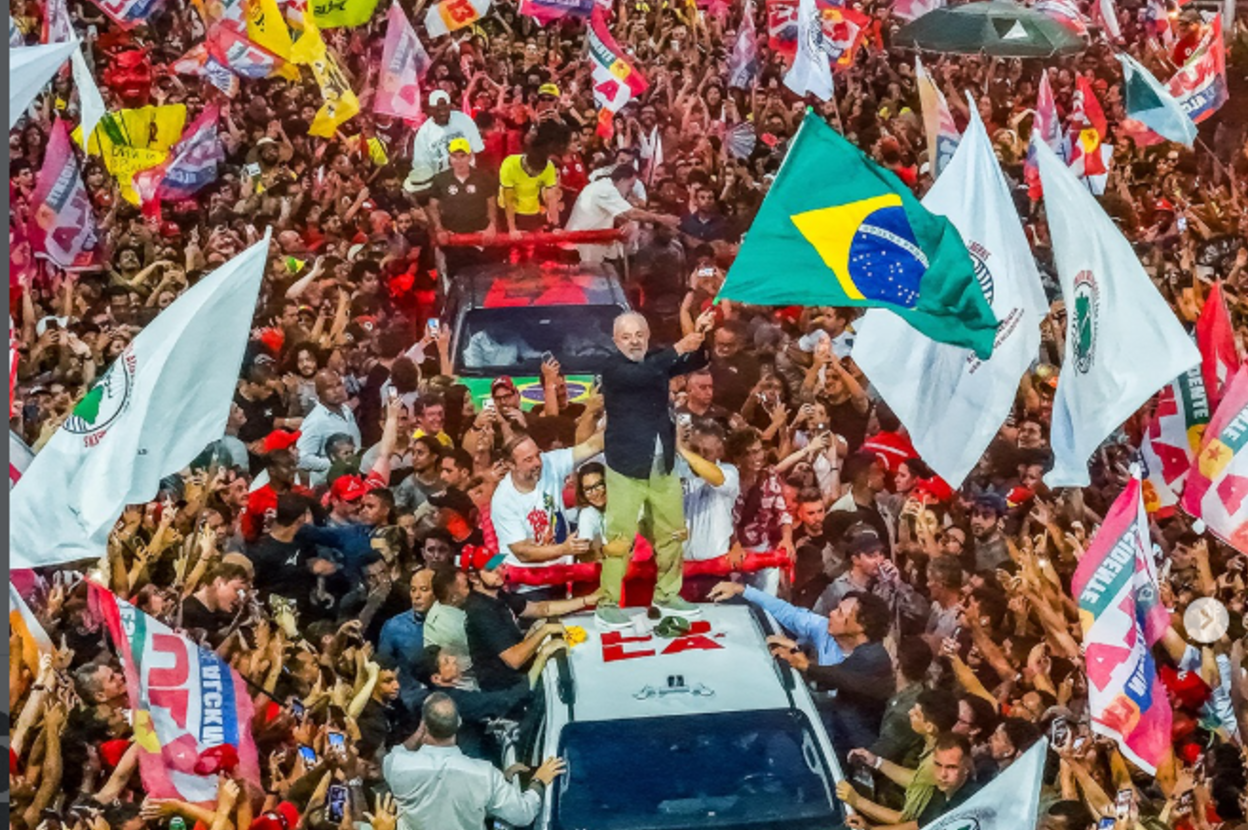 Em caminhada em Belo Horizonte, Lula manifesta confiança em vitória em Minas no 2º turno