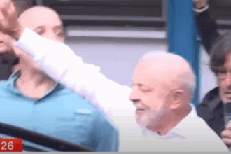 Presidente Lula chega ao local de votação em São Bernardo neste domingo