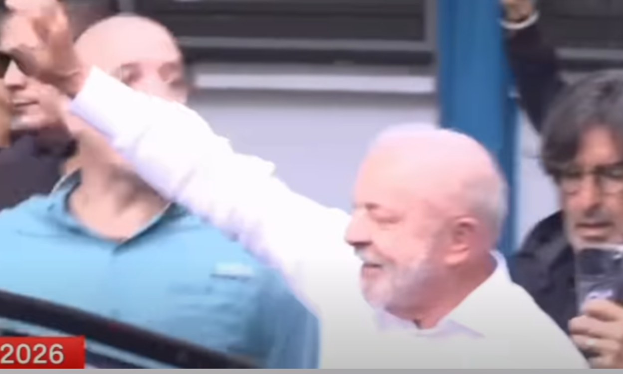 Presidente Lula chega ao local de votação em São Bernardo neste domingo