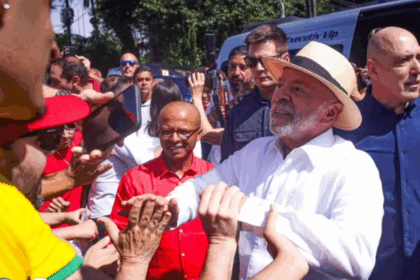 Lula altera agenda e troca ato em São Bernardo por caminhada em Porto Alegre