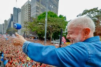 Em ato na Paulista, Lula convoca militância a dialogar com abstencionistas para o 2º turno