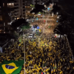 'Bloquinho 22' reúne multidão em ato liderado por Nikolas Ferreira no Recife em apoio a Flávio Bolsonaro