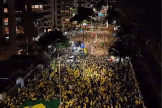 'Bloquinho 22' reúne multidão em ato liderado por Nikolas Ferreira no Recife em apoio a Flávio Bolsonaro