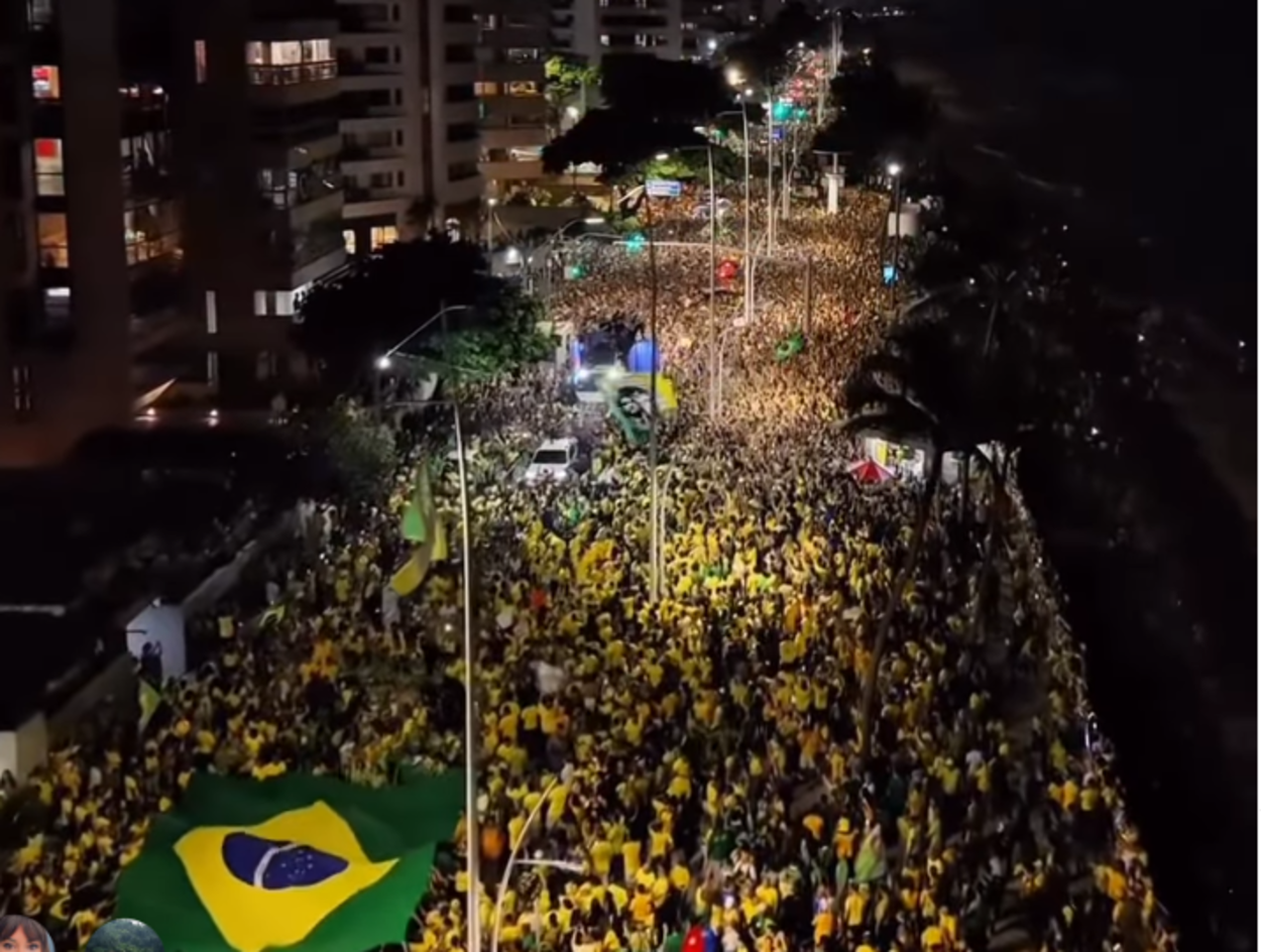 'Bloquinho 22' reúne multidão em ato liderado por Nikolas Ferreira no Recife em apoio a Flávio Bolsonaro