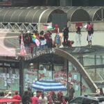 Ato pró-Lula na Avenida Paulista registra queima de bandeira dos EUA e atos de depredação em estações de metrô