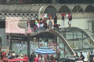 Ato pró-Lula na Avenida Paulista registra queima de bandeira dos EUA e atos de depredação em estações de metrô