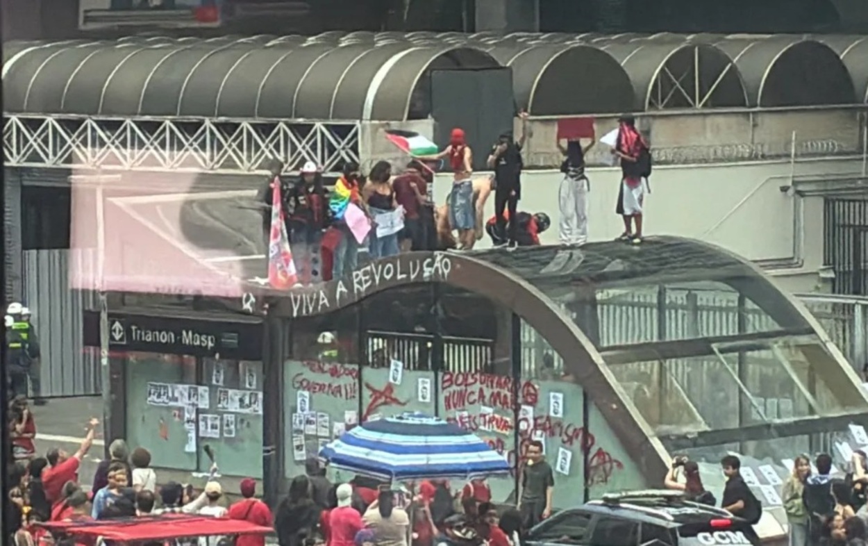 Ato pró-Lula na Avenida Paulista registra queima de bandeira dos EUA e atos de depredação em estações de metrô