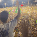 Nikolas Ferreira lidera oração do Pai Nosso e mobiliza multidões em atos da campanha de Flávio Bolsonaro