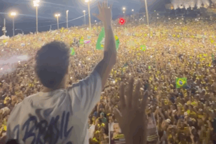 Nikolas Ferreira lidera oração do Pai Nosso e mobiliza multidões em atos da campanha de Flávio Bolsonaro