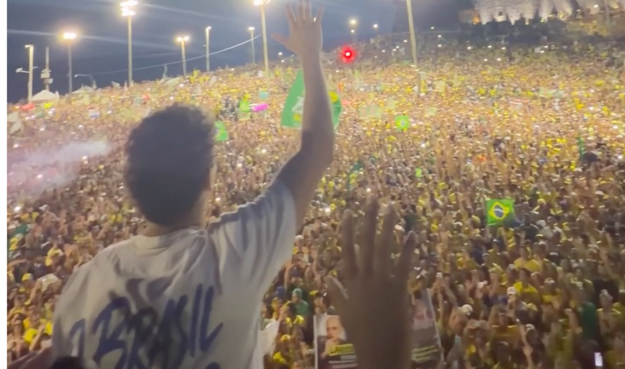 Nikolas Ferreira lidera oração do Pai Nosso e mobiliza multidões em atos da campanha de Flávio Bolsonaro