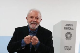 Lula vota em São Bernardo no primeiro turno e segue para São Paulo para acompanhar apuração
