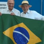 Lula vota em São Bernardo do Campo acompanhado por aliados em SP Candidato do PT ao Planalto