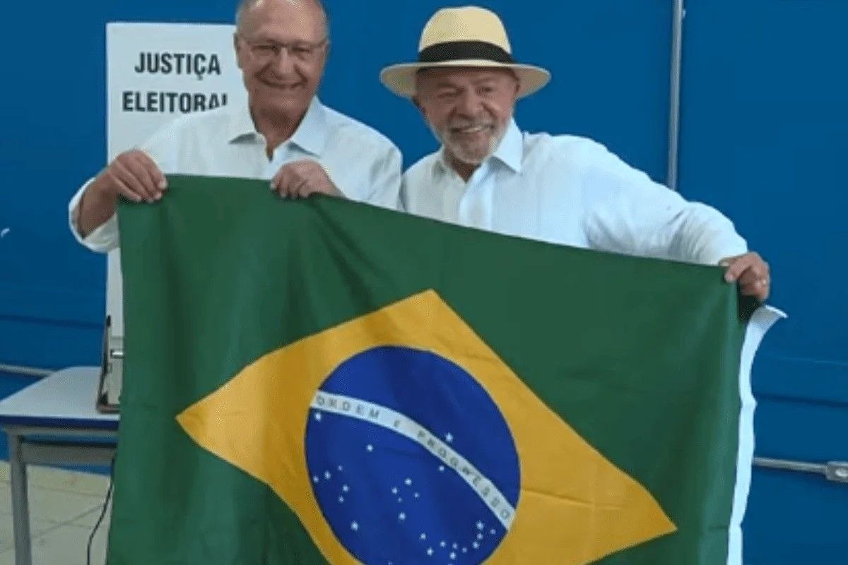 Lula vota em São Bernardo do Campo acompanhado por aliados em SP Candidato do PT ao Planalto