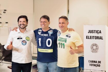 Tarcísio de Freitas vota na zona Oeste da capital e destaca otimismo para reeleição no 1º turno