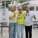 Tite Campanella vota acompanhado de Orlando e Carla Morando em São Caetano do Sul