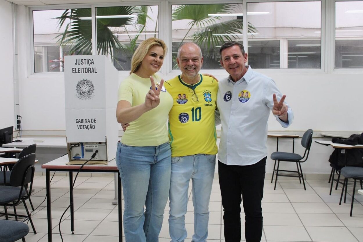 Tite Campanella vota acompanhado de Orlando e Carla Morando em São Caetano do Sul