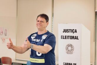 Tarcísio de Freitas é reeleito governador de São Paulo no primeiro turno