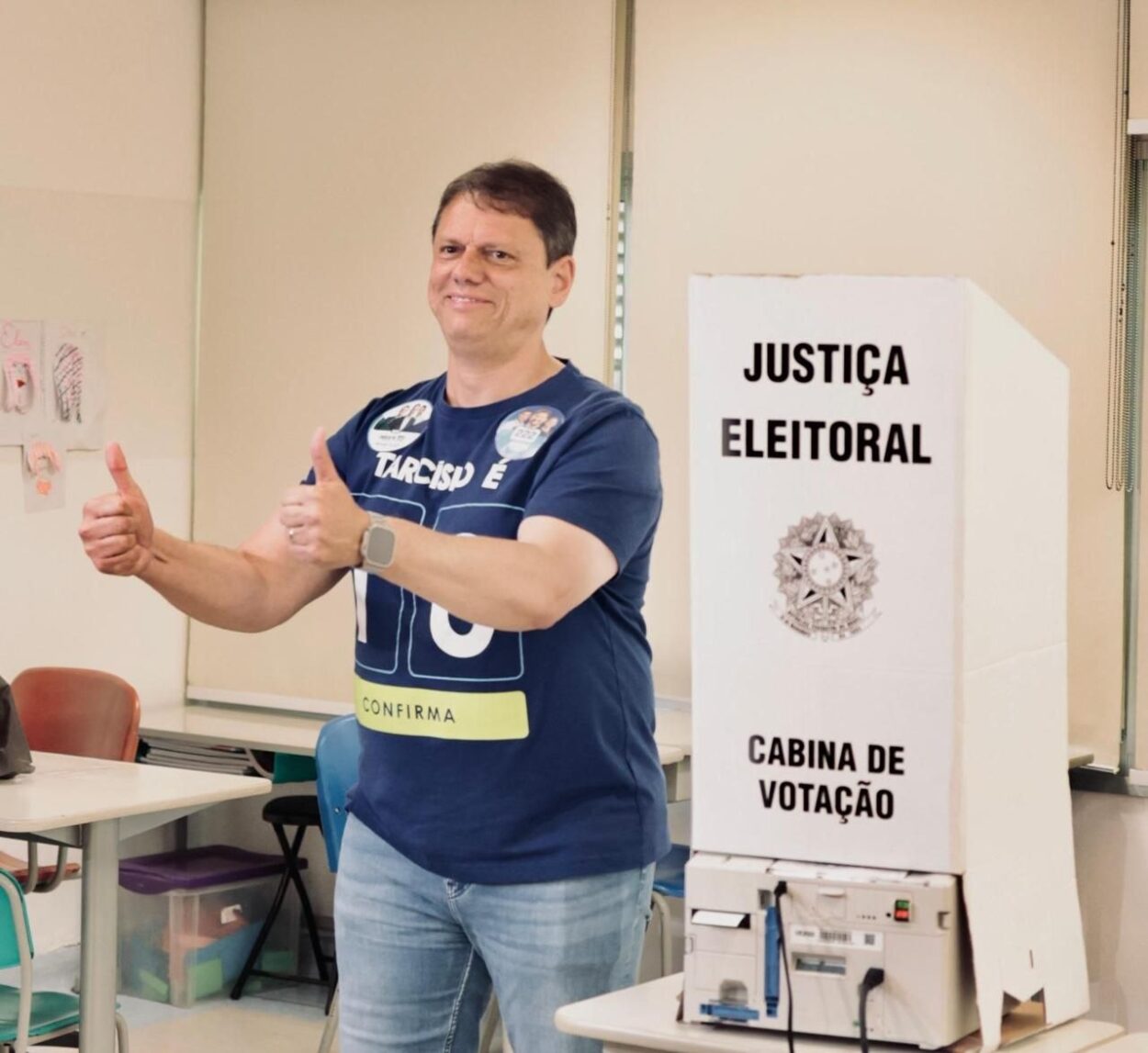 Tarcísio de Freitas é reeleito governador de São Paulo no primeiro turno