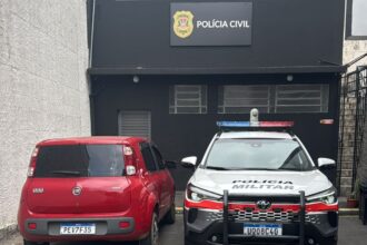 PM apreende Uno furtado e adulterado após motorista trafegar na contramão em São Caetano