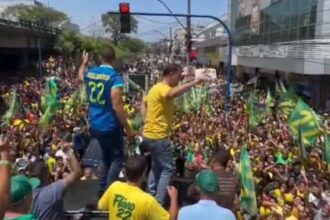 Flávio Bolsonaro lidera motocarreata em São Gonçalo e celebra vitória de Douglas Ruas no 1º turno