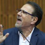 Carlos Ferreira defende Flávio Bolsonaro e rebate críticas da esquerda em sessão na Câmara
