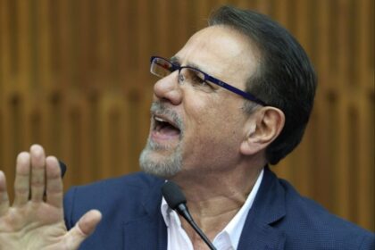 Carlos Ferreira defende Flávio Bolsonaro e rebate críticas da esquerda em sessão na Câmara