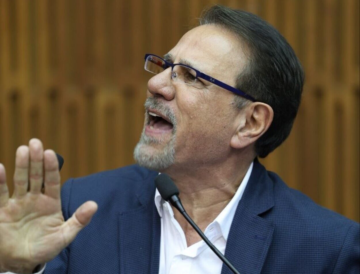 Carlos Ferreira defende Flávio Bolsonaro e rebate críticas da esquerda em sessão na Câmara
