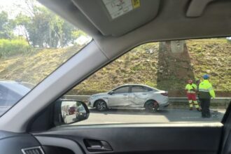 Colisão entre carro e carreta movimenta marginal da Anchieta em São Bernardo