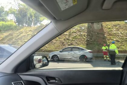 Colisão entre carro e carreta movimenta marginal da Anchieta em São Bernardo