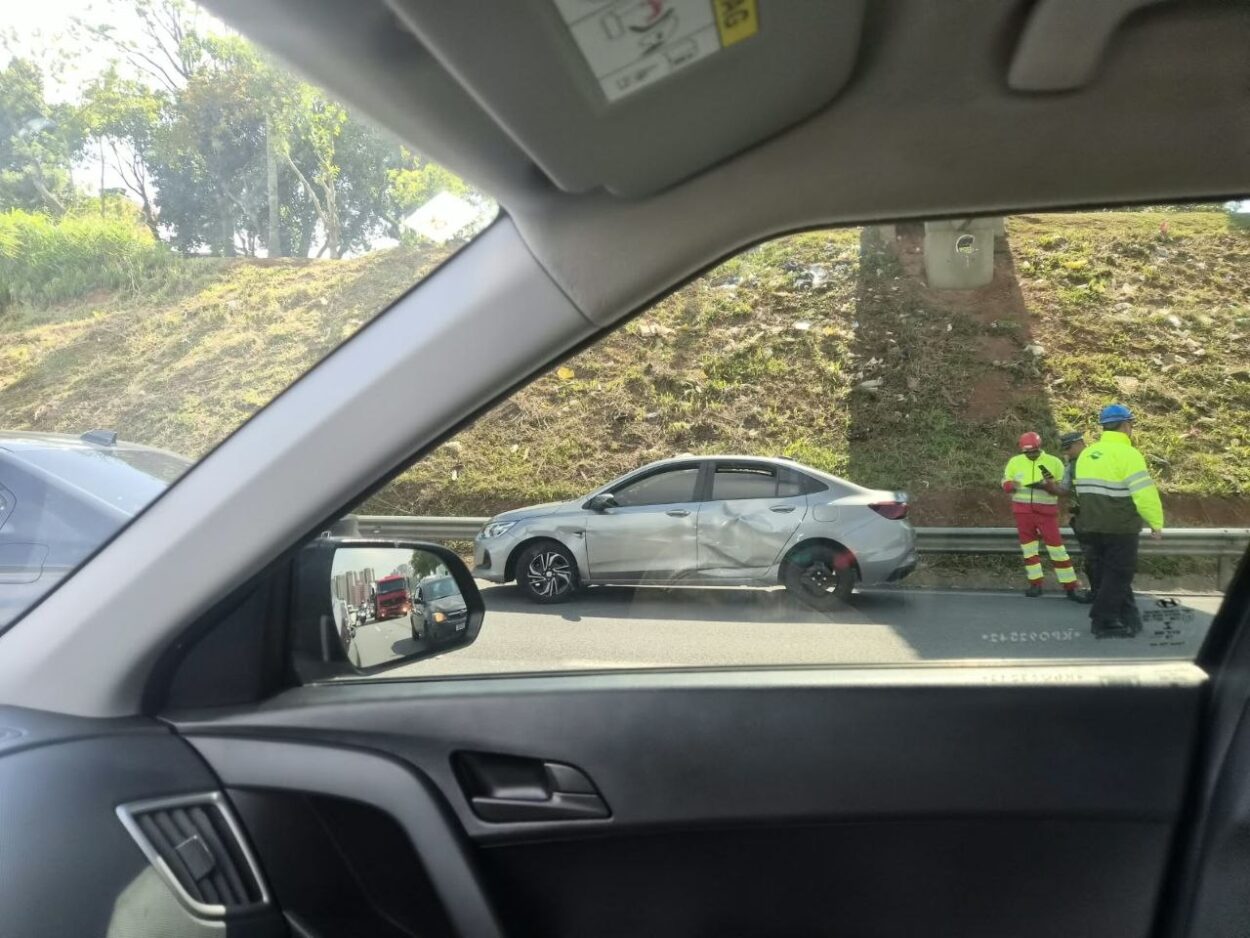 Colisão entre carro e carreta movimenta marginal da Anchieta em São Bernardo