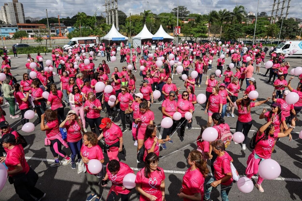 Caminhada do Outubro Rosa promove conscientização e reúne mais de 1.100 pessoas em São Caetano do Sul