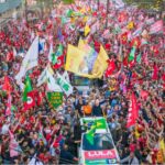 Multidão ocupa centro de Porto Alegre em ato de apoio a Lula na reta final das eleições