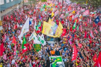 Multidão ocupa centro de Porto Alegre em ato de apoio a Lula na reta final das eleições