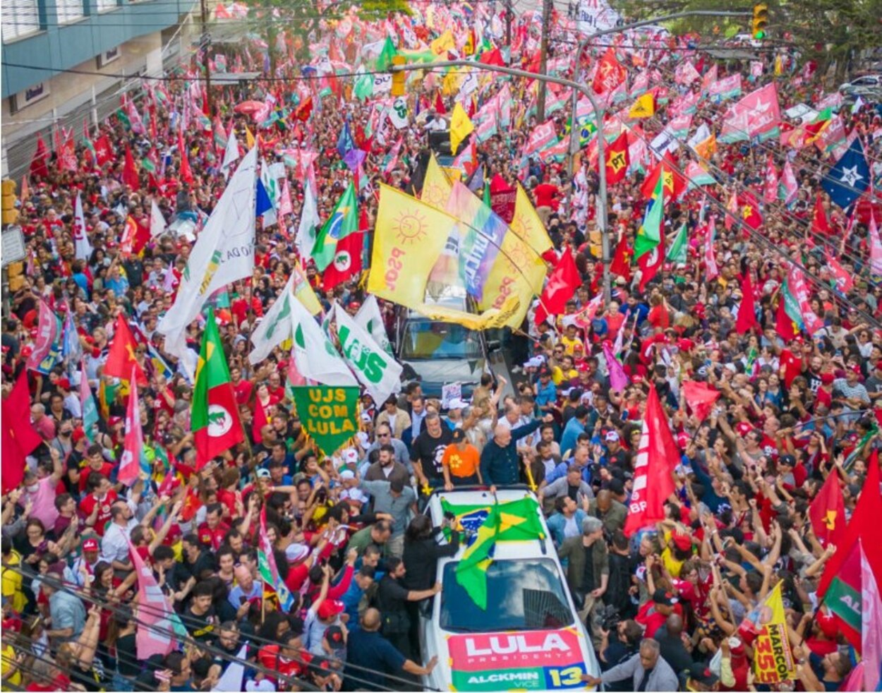 Multidão ocupa centro de Porto Alegre em ato de apoio a Lula na reta final das eleições