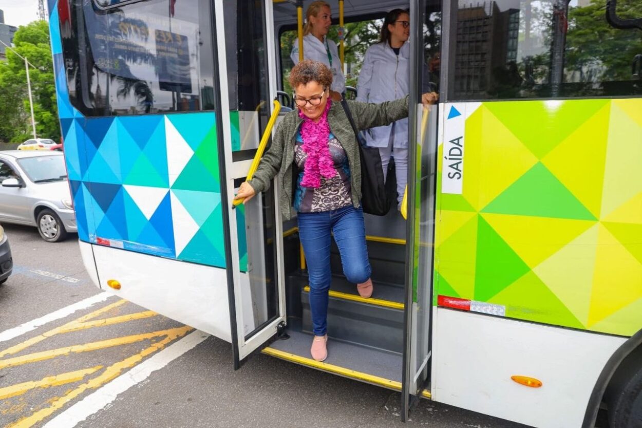 Santo André promove treinamento para idosos sobre uso seguro do transporte público